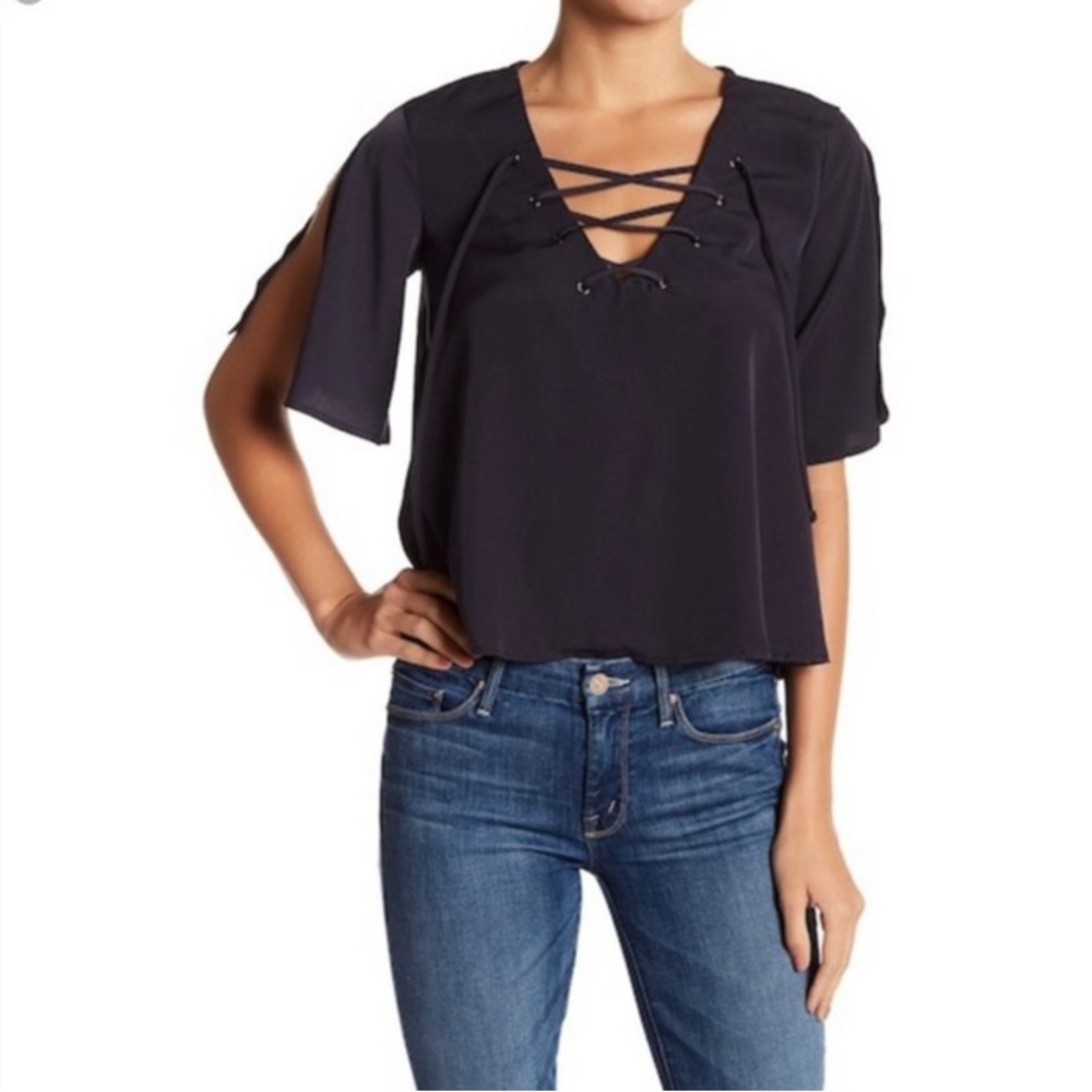 Madison and Berkeley cropped navy cross cross toe shirt, women’s medium (bin E)